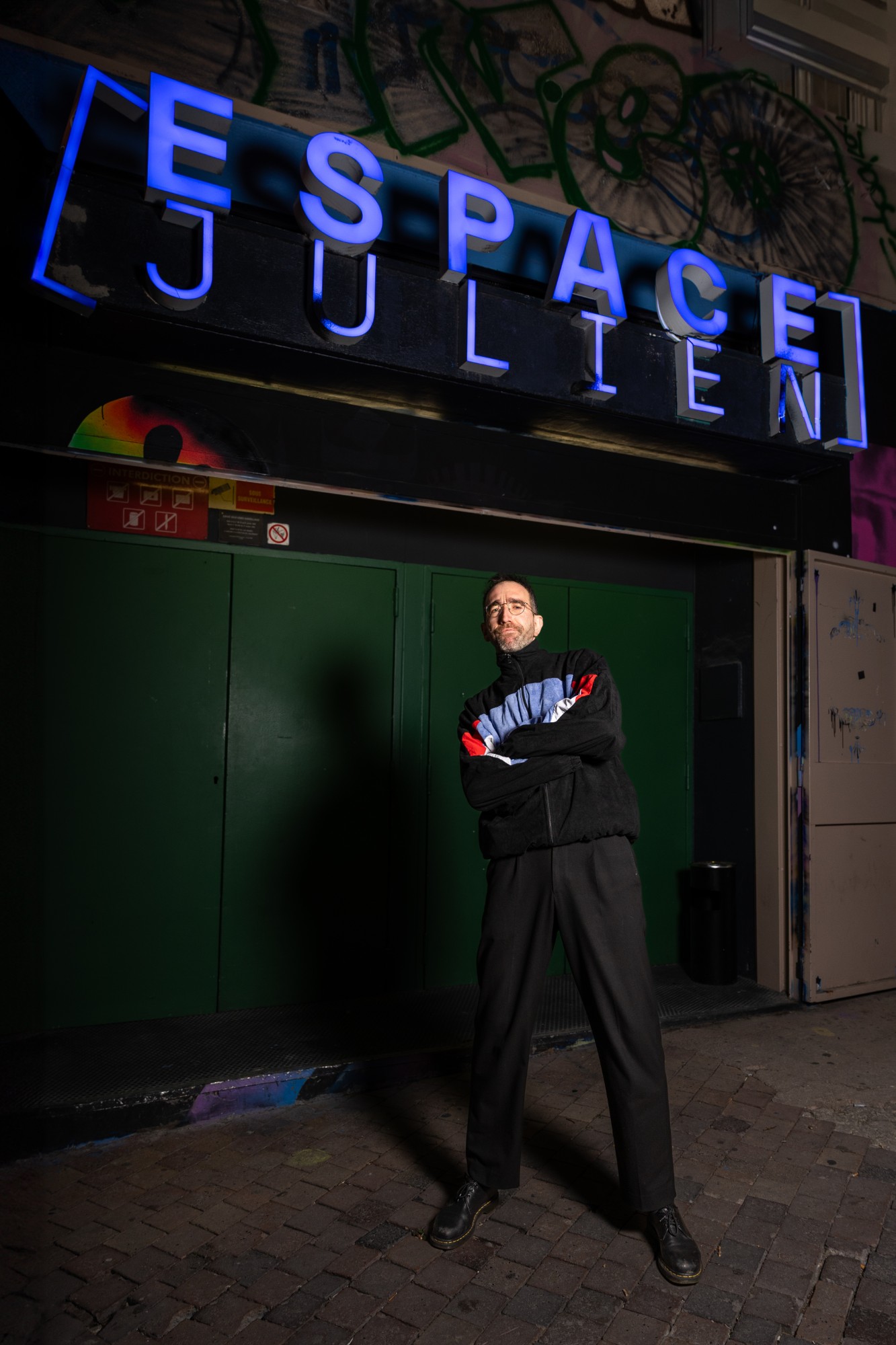 Bedou bras croisés devant l'Espace Julien