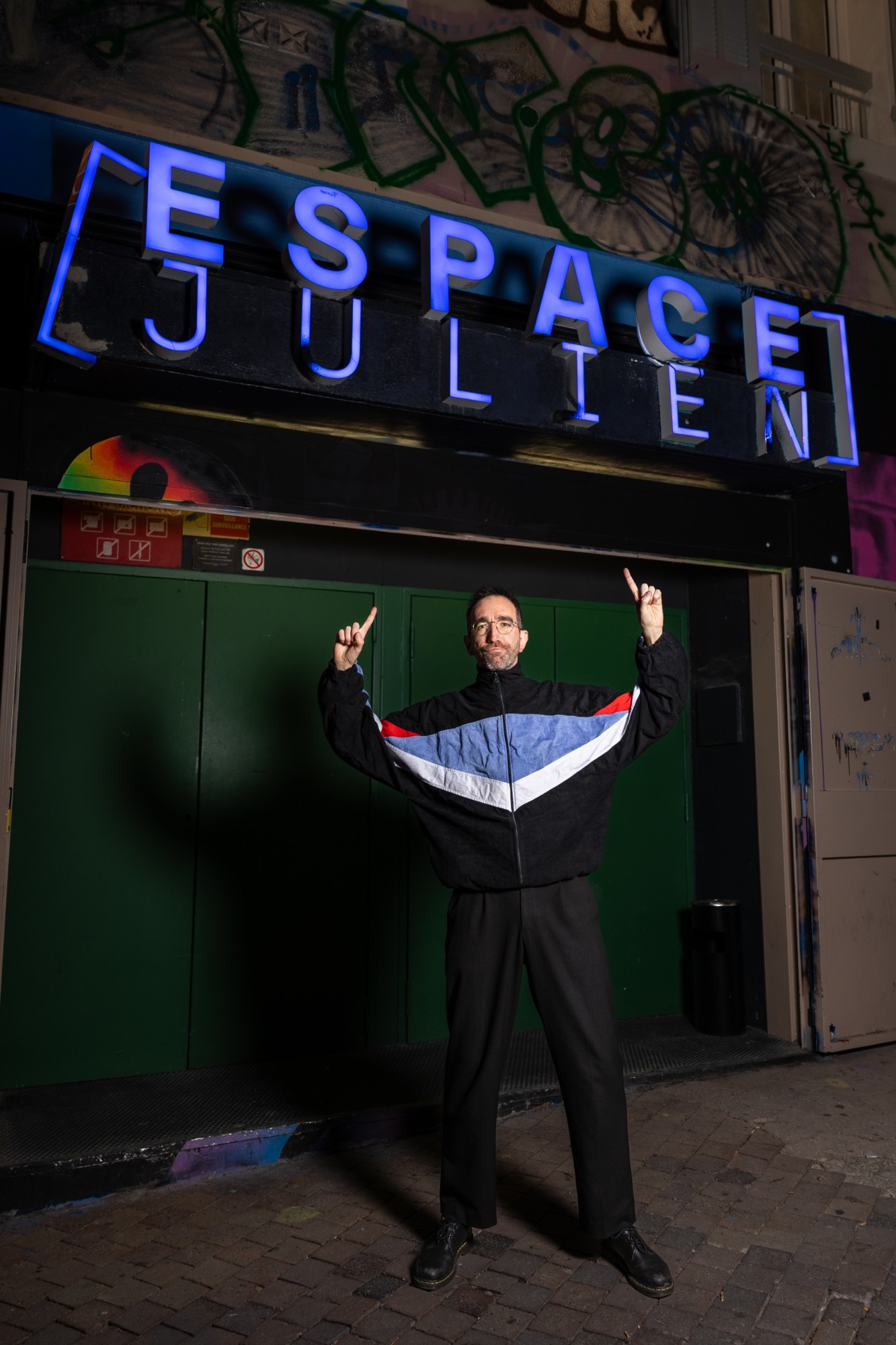 Bedou pointe du doigt l'enseigne lumineuse de l'Espace Julien