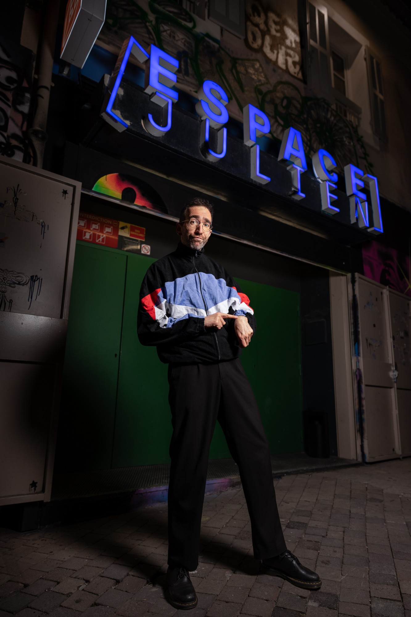Bedou montre sa montre devant l'Espace Julien
