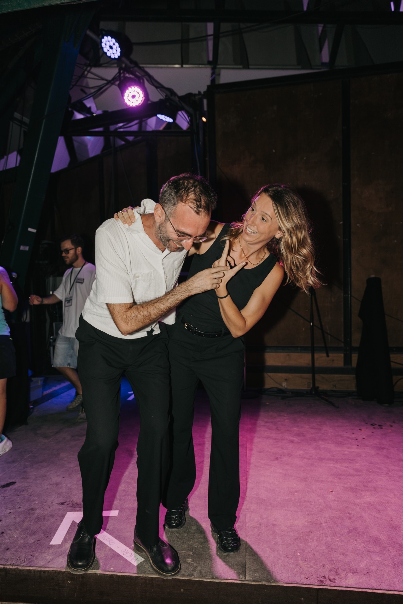 Bedou danse avec une spectatrice après le spectacle