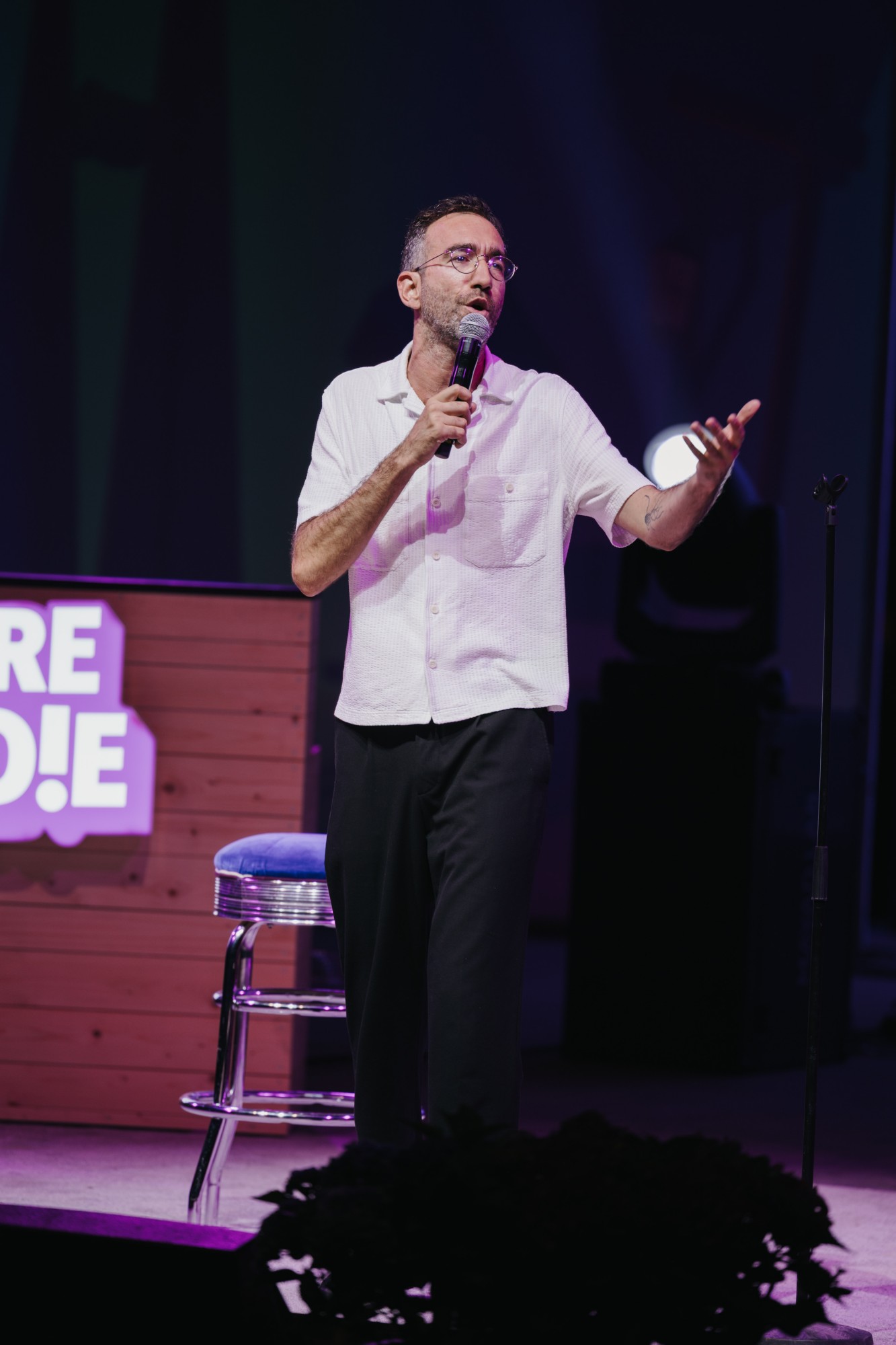 Bedou au micro en chemise blanche