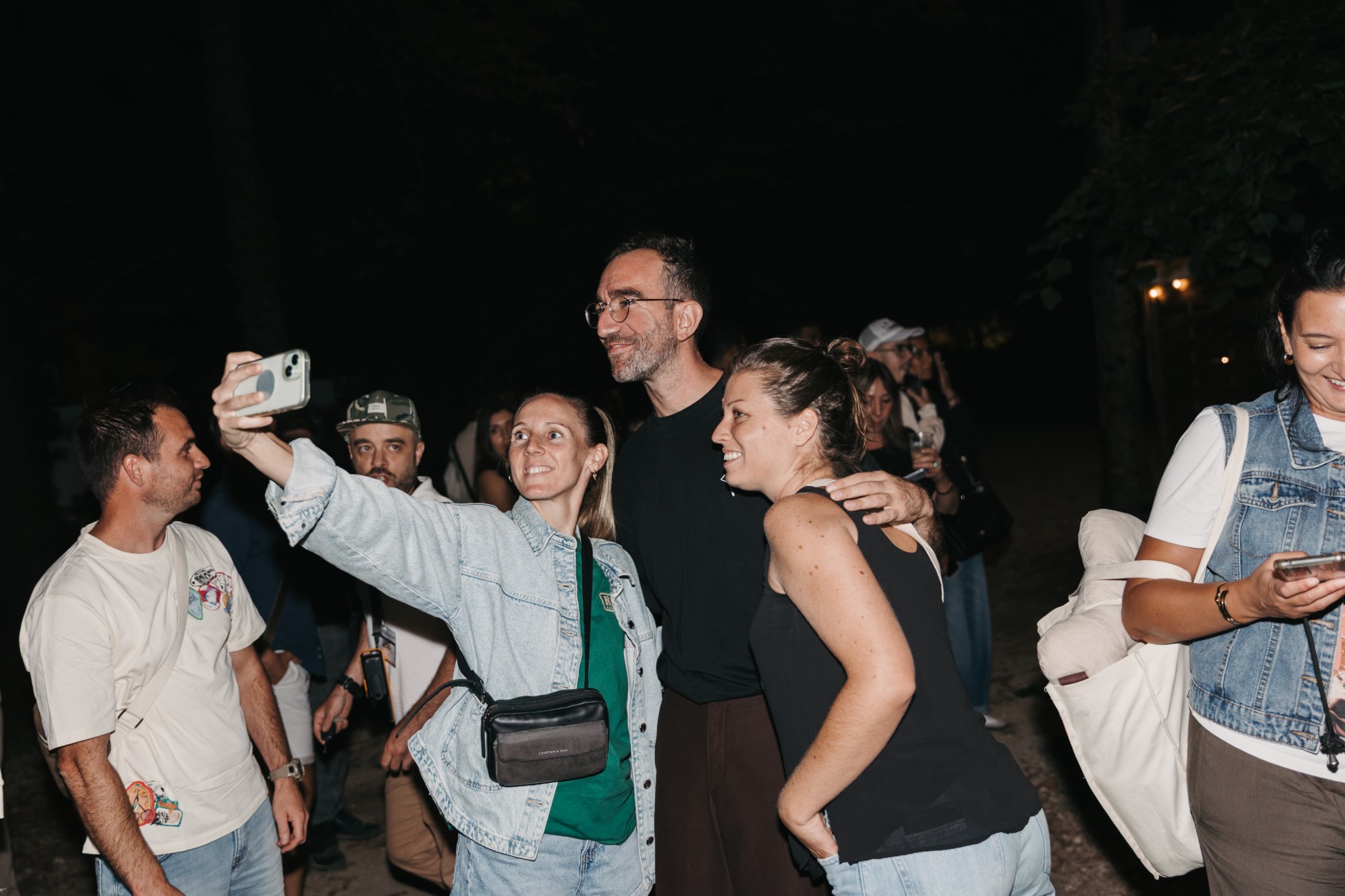 Bedou pose pour un selfie avec des spectatrices
