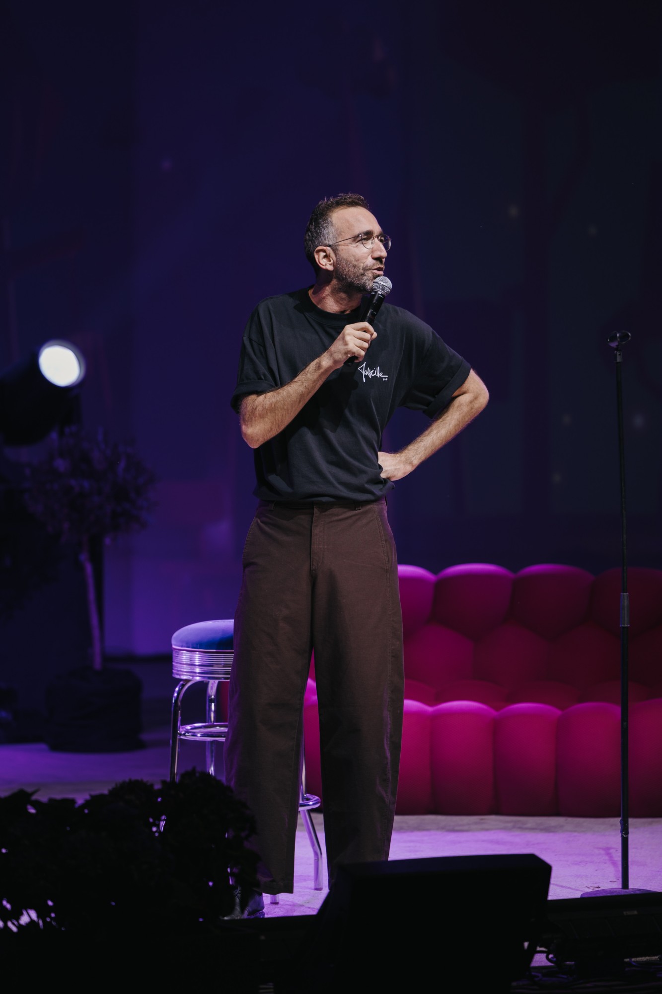 Bedou sur scène, main sur la hanche