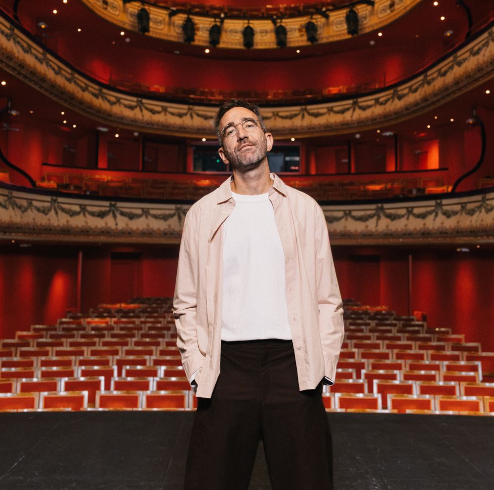 Bedou face à la salle vide d'un théâtre