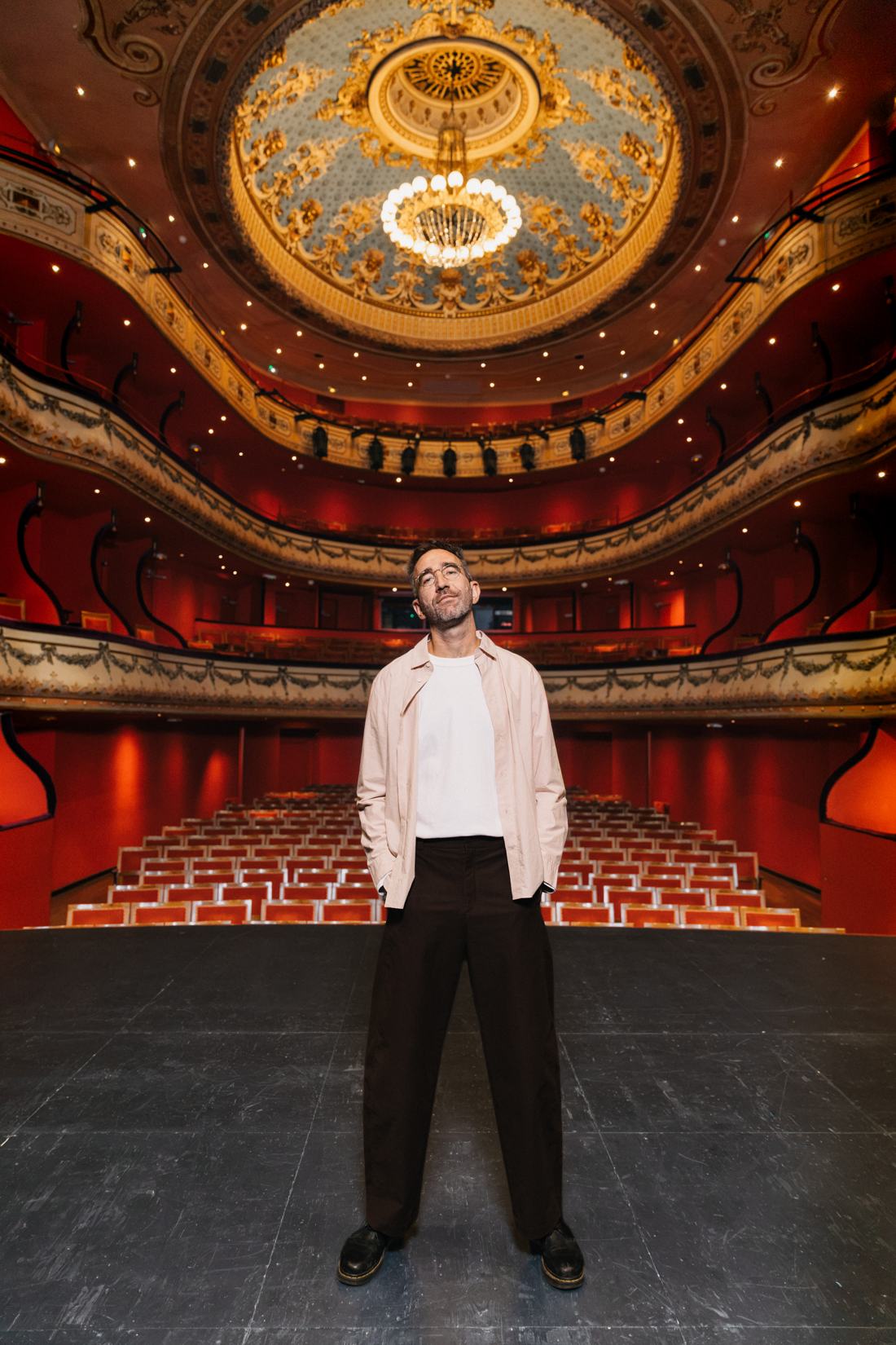 Bedou sur scène, sous la coupole dorée d'un théâtre à l'italienne