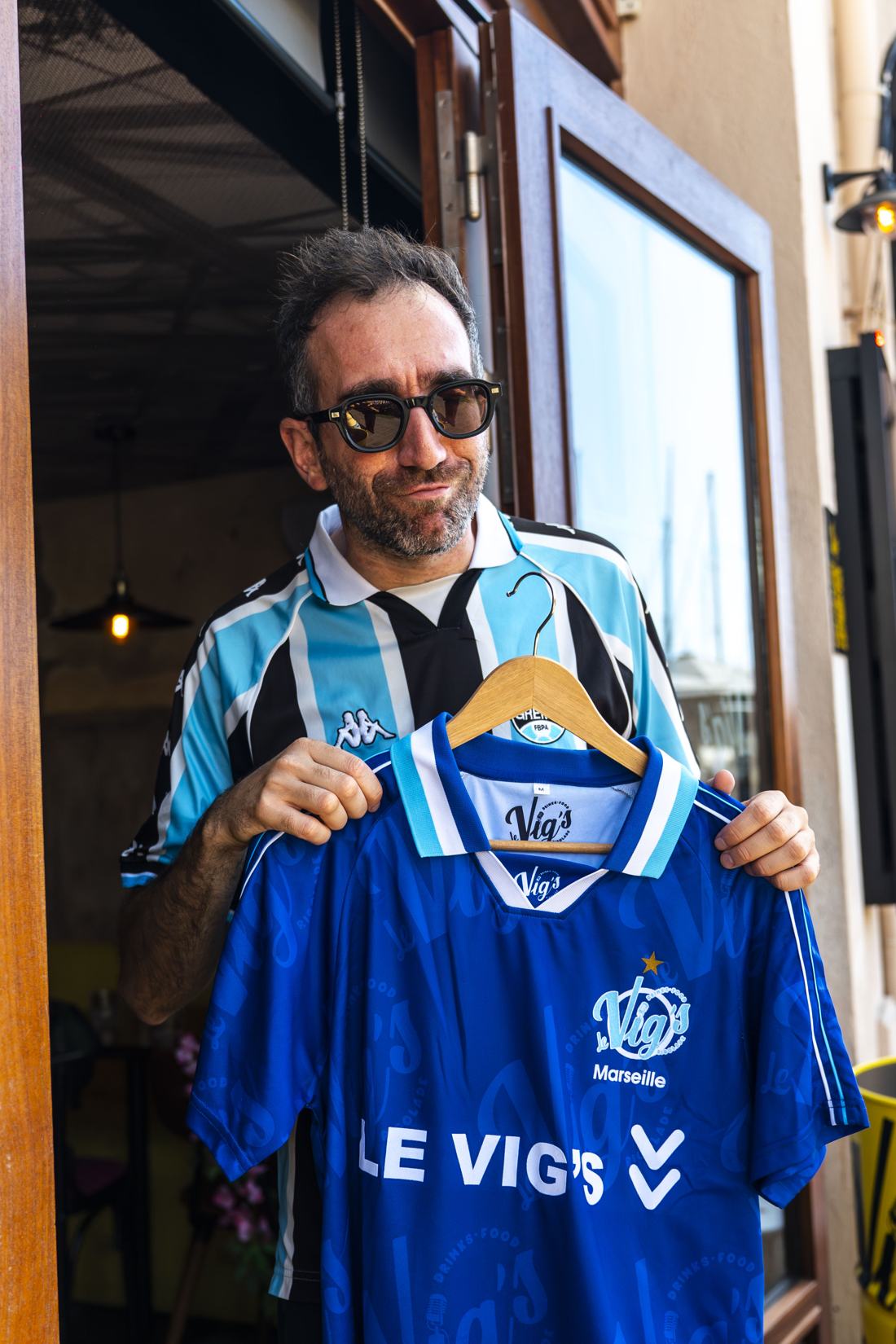 Bedou tenant le maillot du Vig's à Marseille